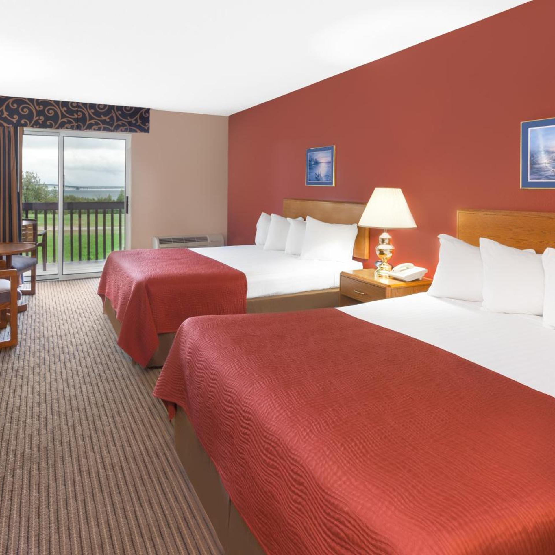Family Suite, Studio, 2 Queen Beds, Courtyard View, Sofa