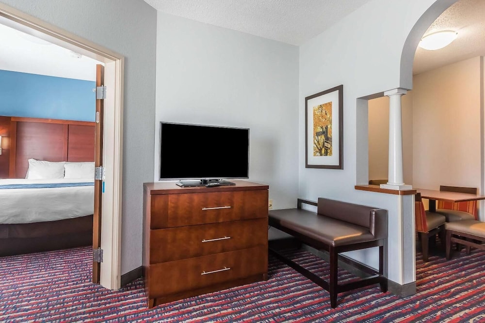 Comfort Suites St Charles-St Louis 25/38