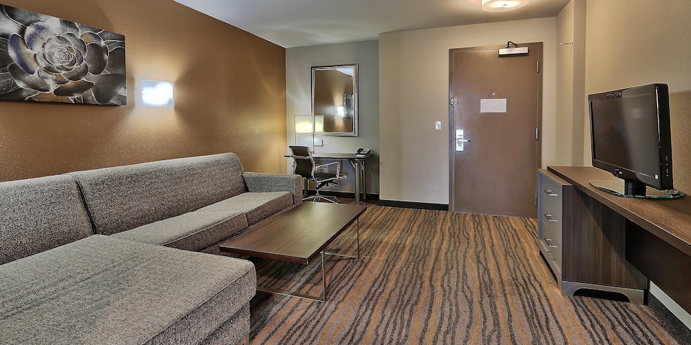 Holiday Inn & Suites Albuquerque-North I-25 36/48