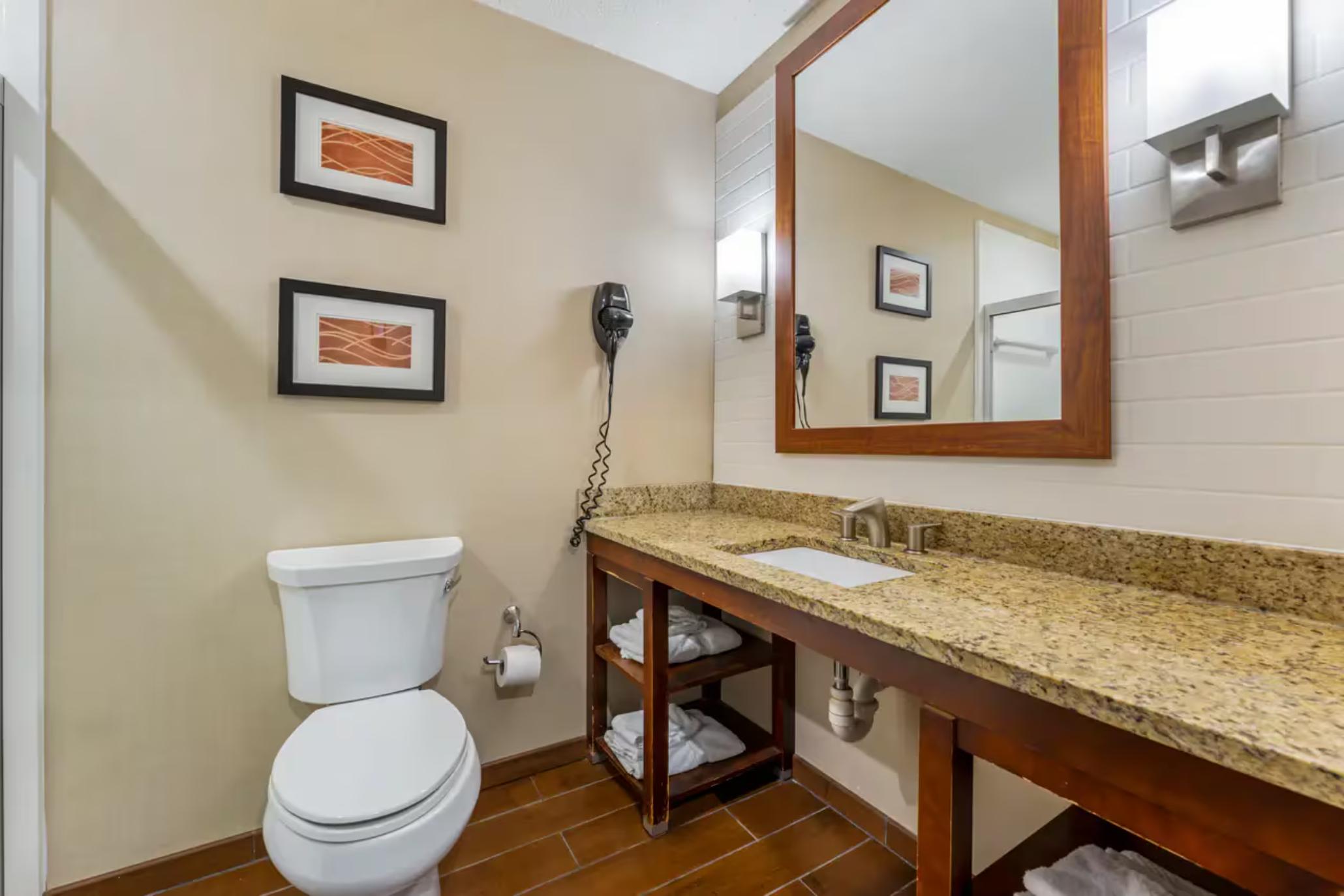 غرفة رباعية بسرير كوين لذوي الإعاقة، Comfort Inn & Suites Triadelphia - Wheeling 3/3