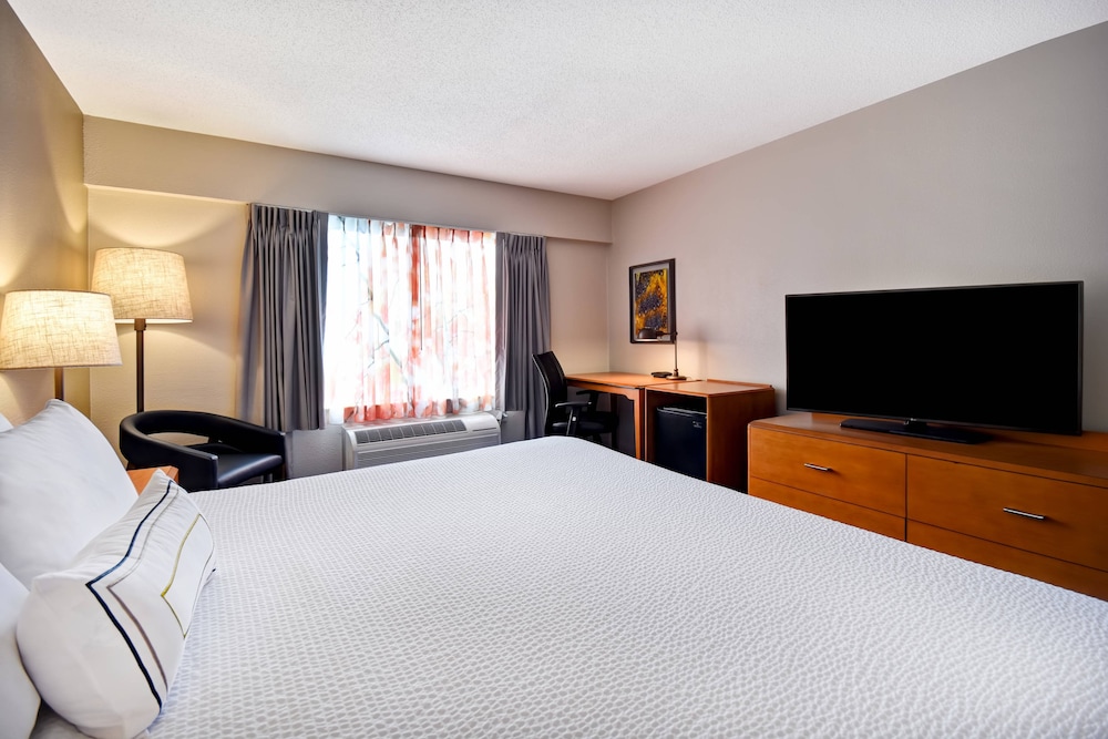 Fairfield Inn Suites by Marriott Atlanta Kennesaw 11/50