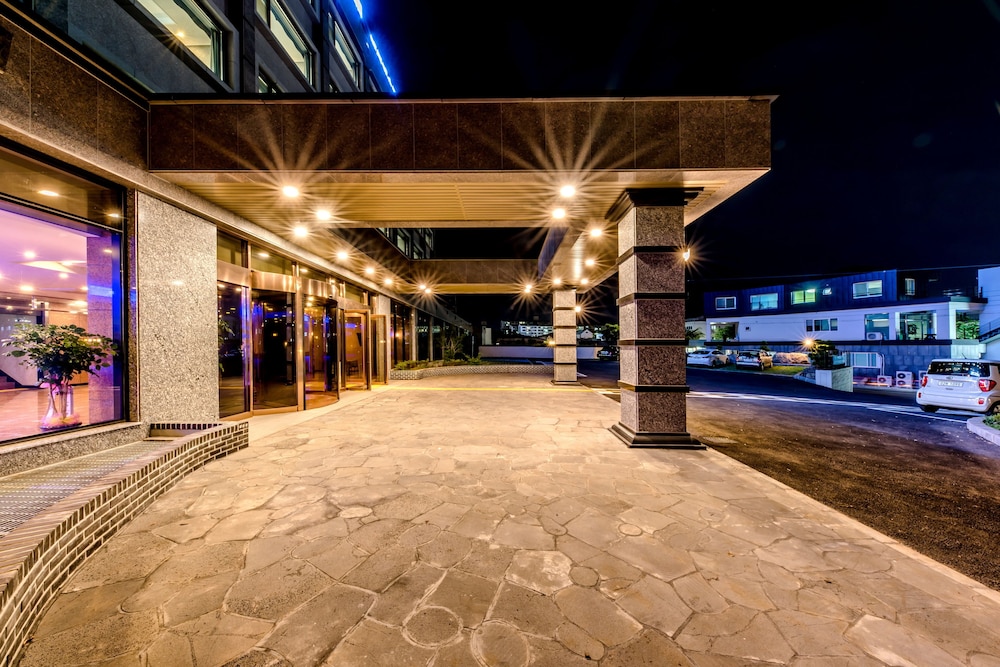 Leslie Hotel 9/42