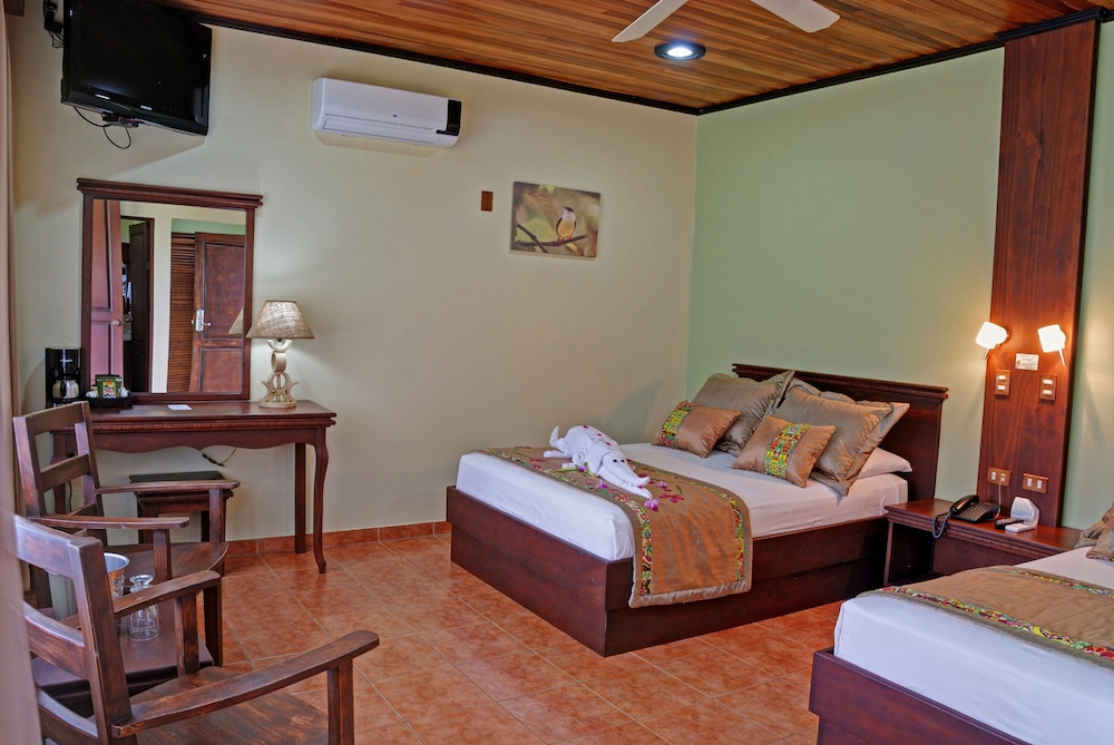VOLCANO LODGE AND SPRINGS 22/68