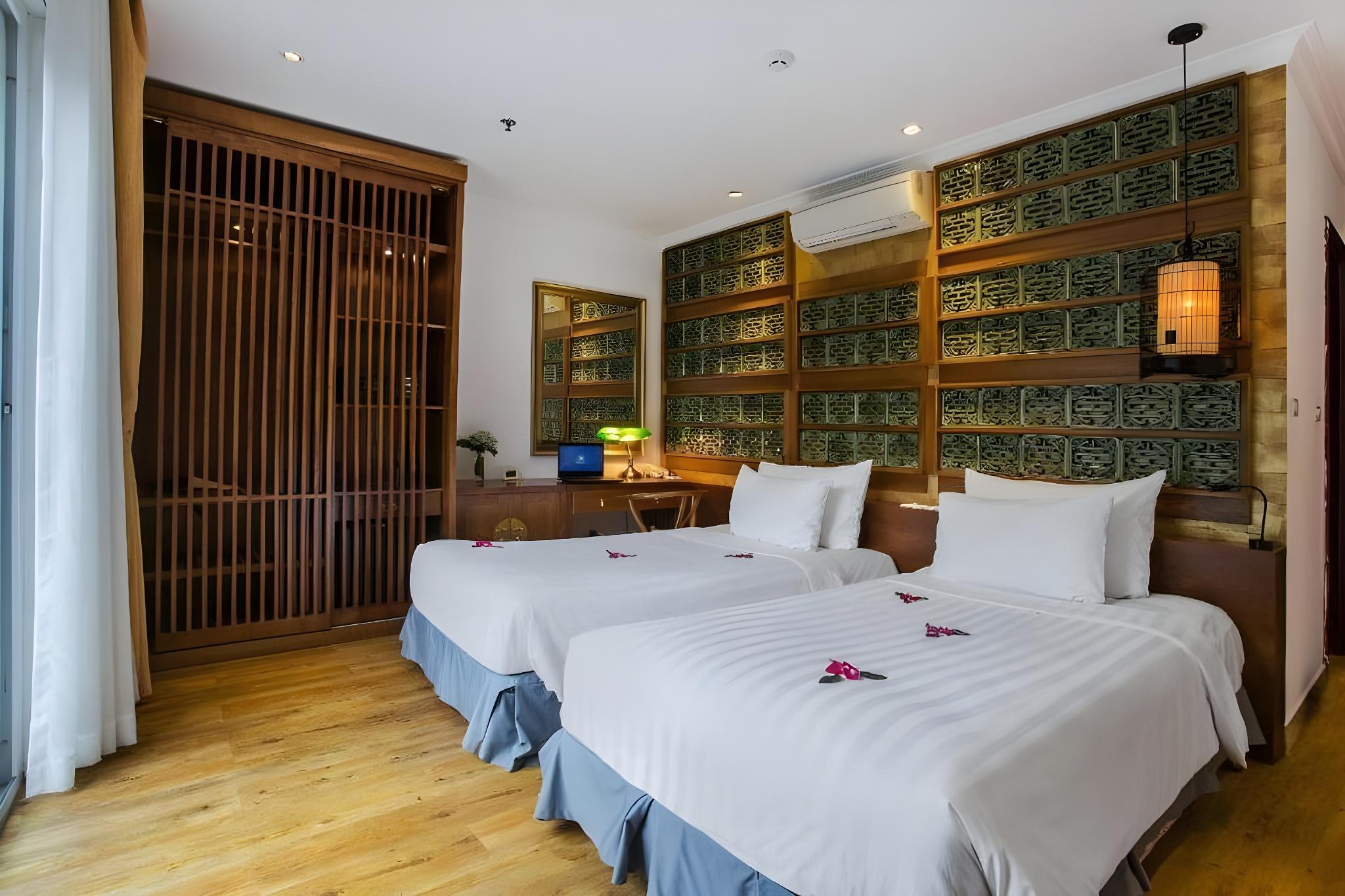 Premium, King Bed, City View