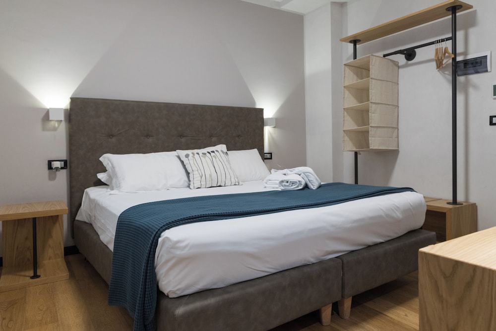 SUPERIOR, QUEEN BED