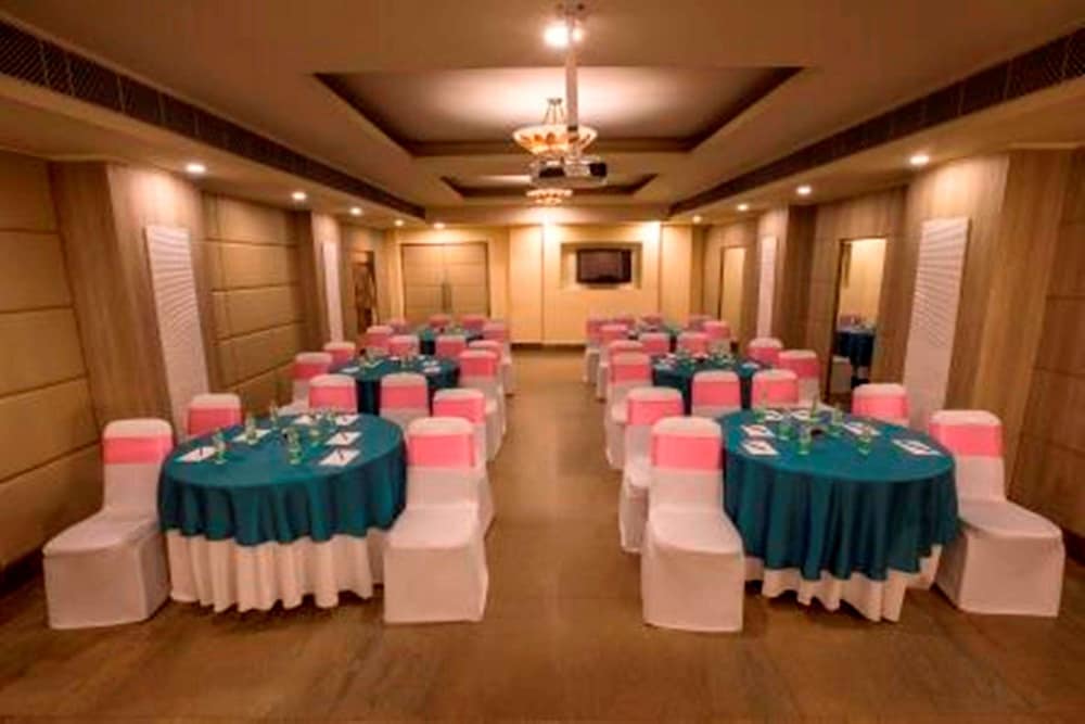 Sarovar Portico Naraina 50/54