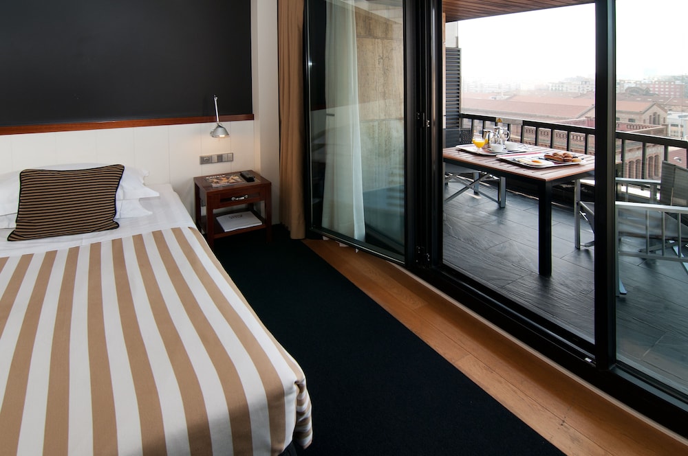 U232 Hotel 33/66