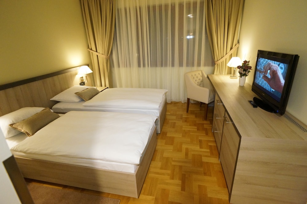2 BEDROOMS, SUITE