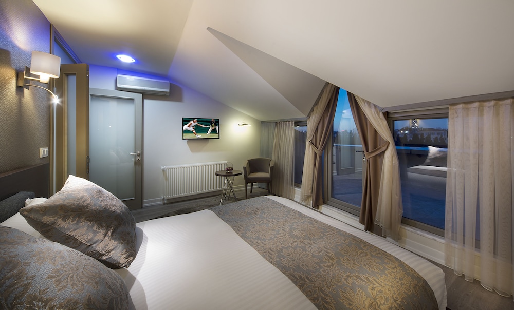 THE CLOCK SUITES 20/44
