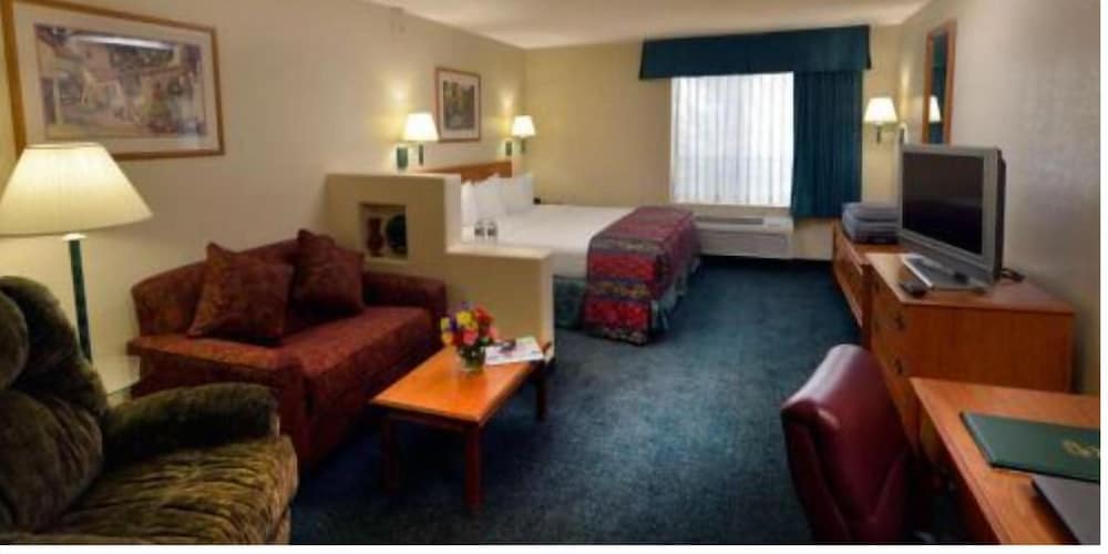 Gateway Studio Suites 30/54