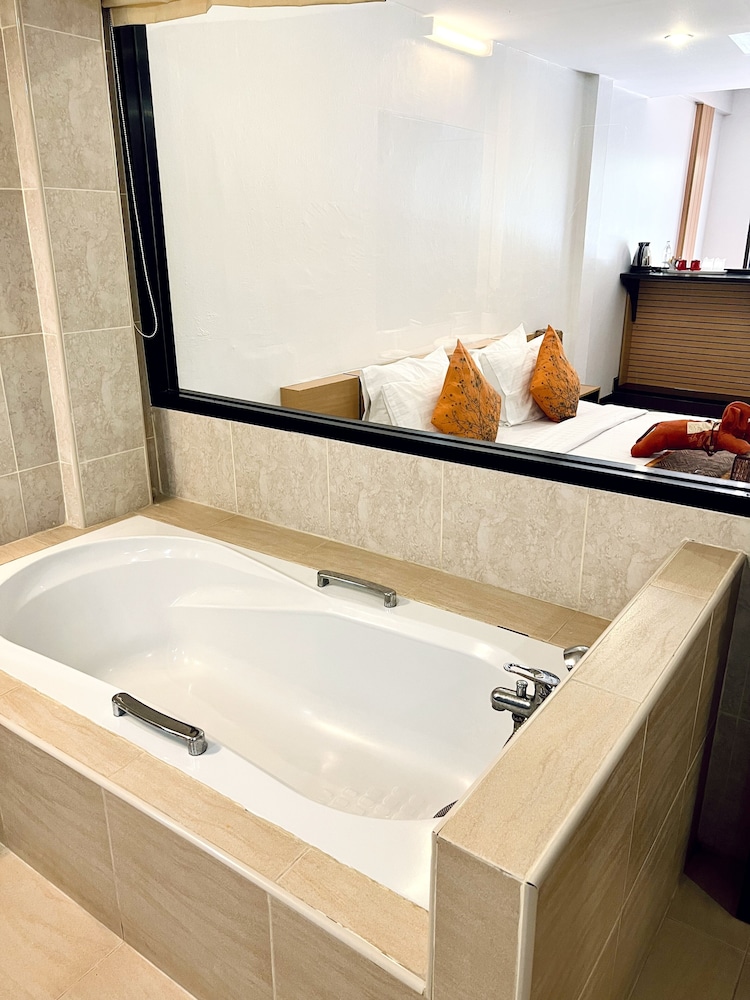 Grand, Deluxe, King Bed, Pool View, Hotel La Villa Khon Kaen 4/4
