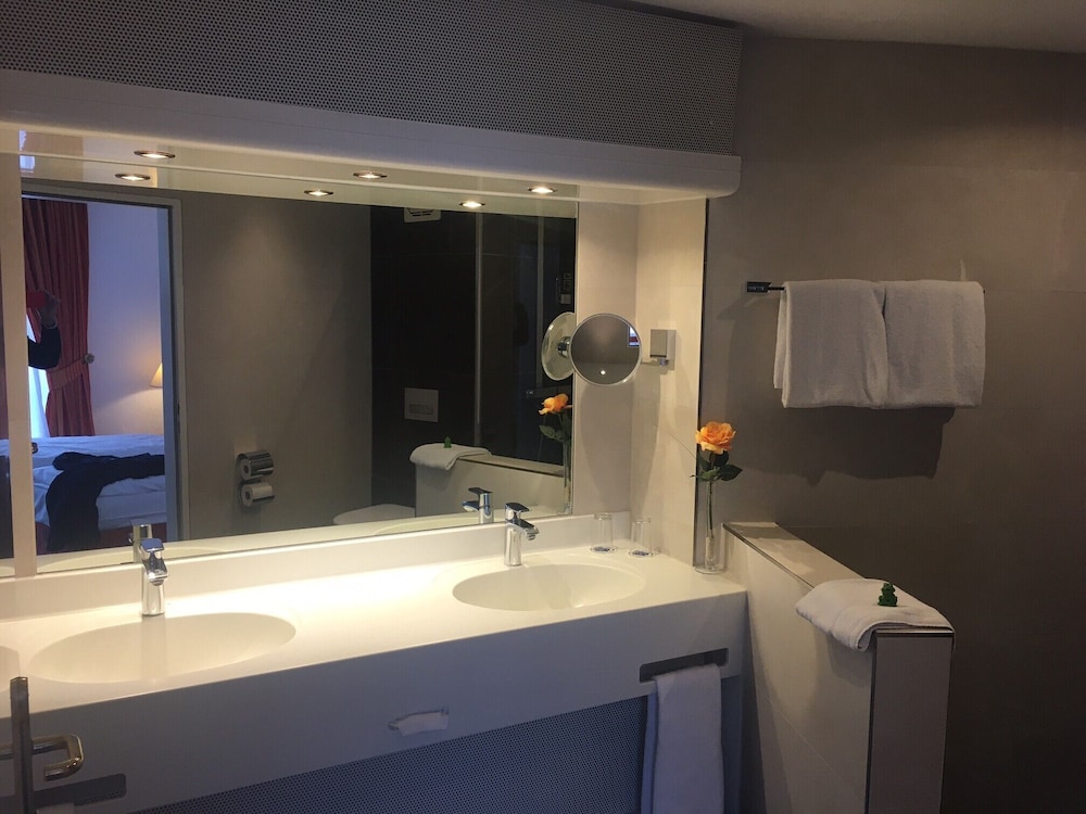 SUITE, QUEEN BED, SOFA