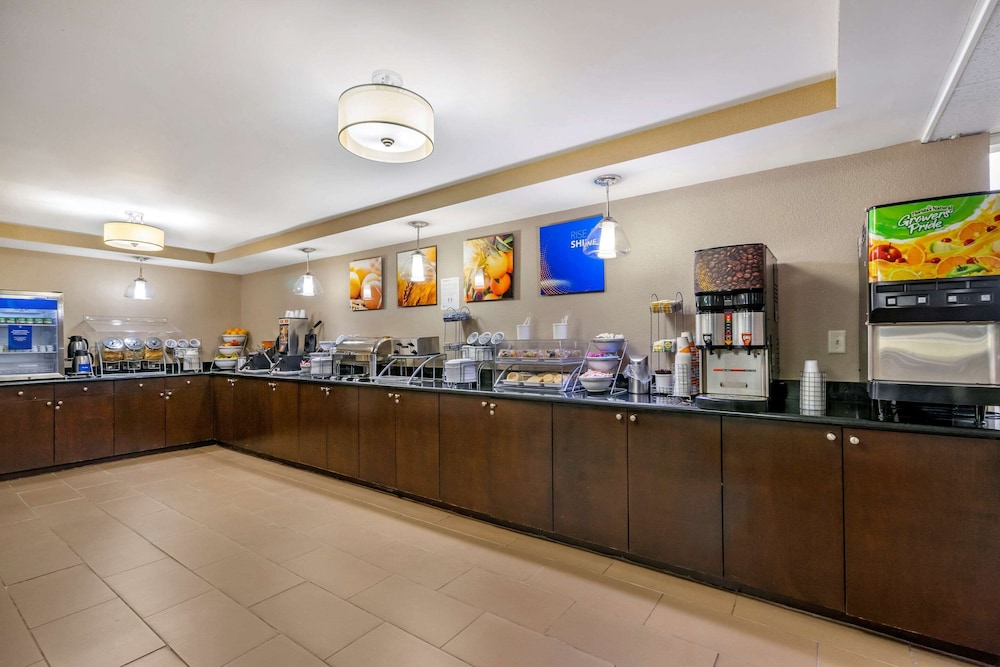 Comfort Inn & Suites St. Pete - Clearwater International Airport 24/41