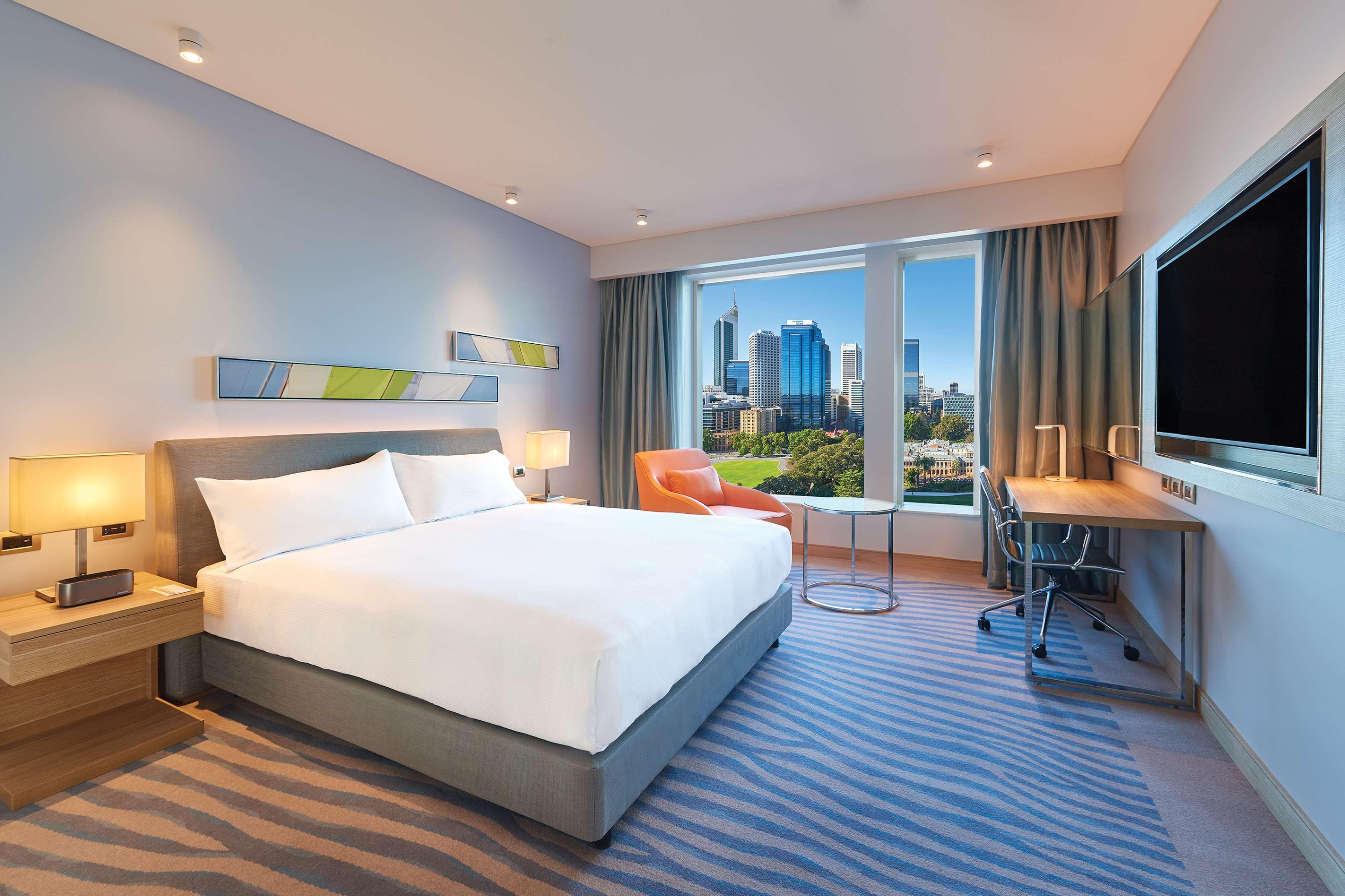 GUEST ROOM, KING BED, PANORAMIC CITY VIEW