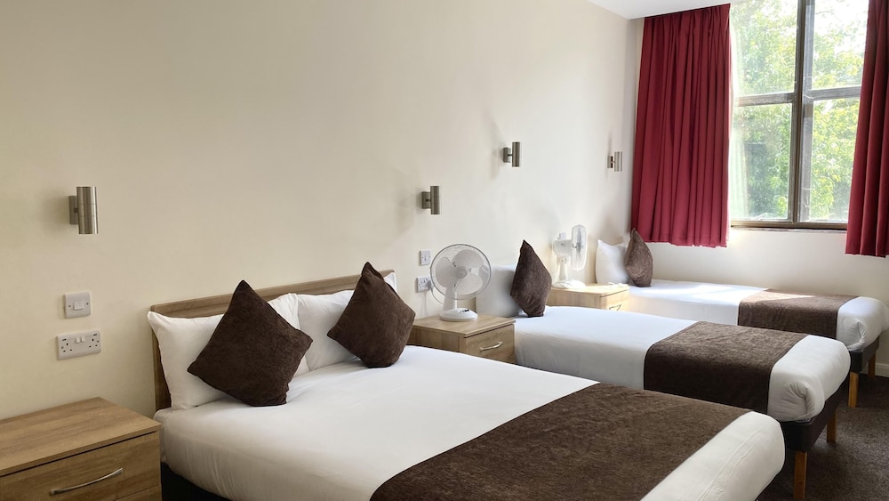 Russ Hill Hotel Gatwick 26/62