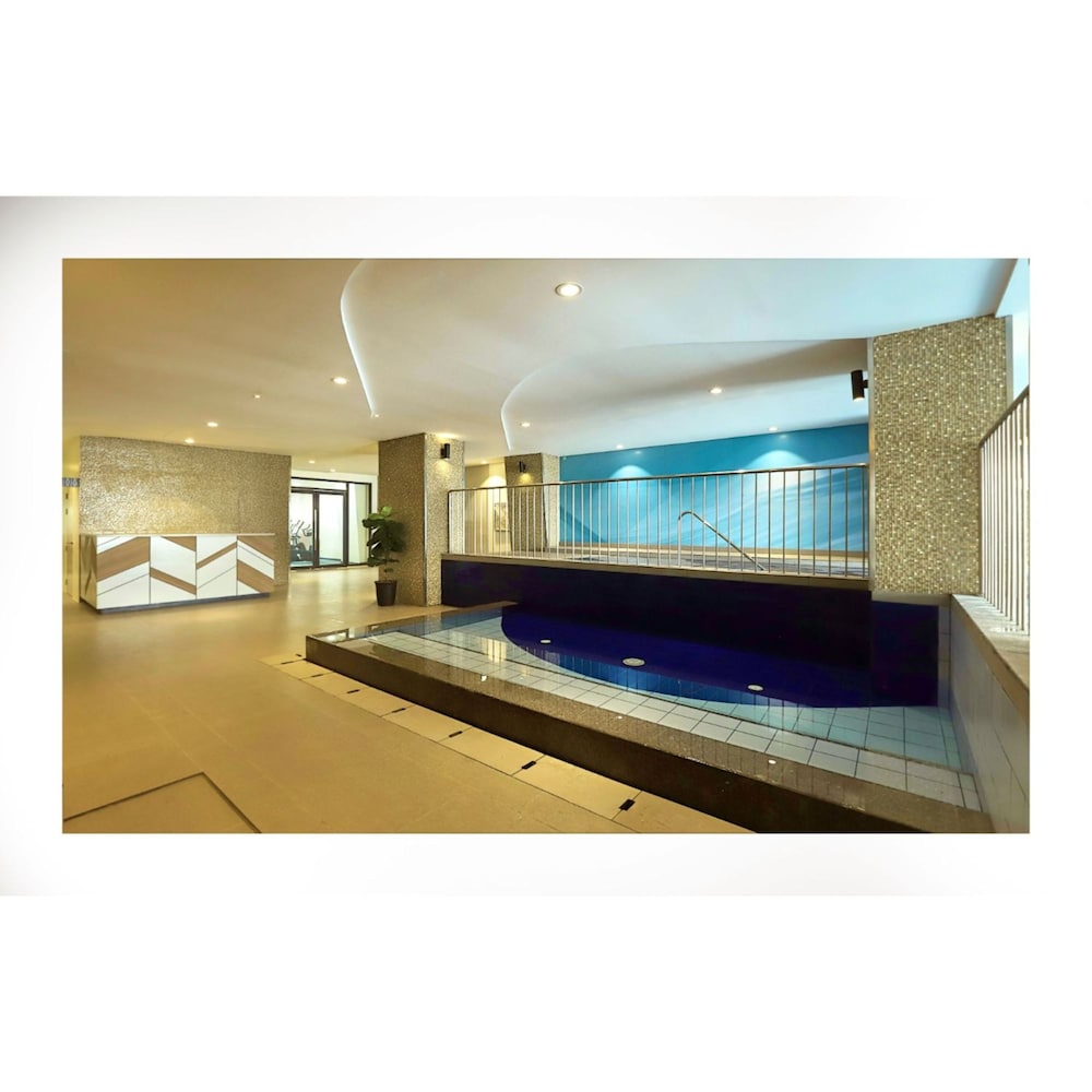 Summit Hotel Greenhills 7/61