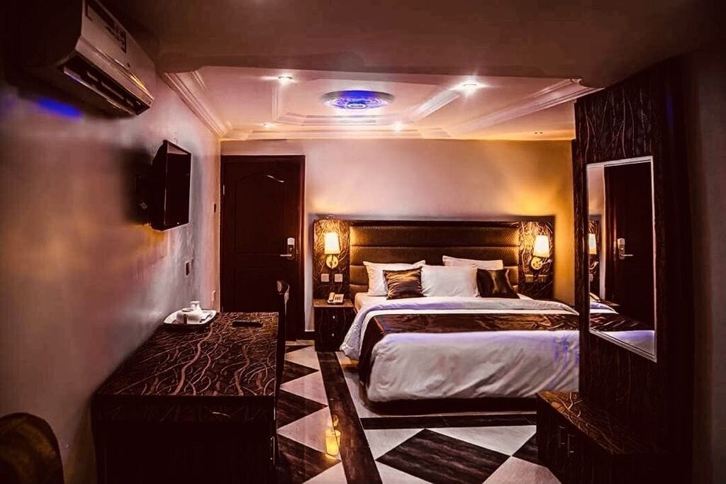 EXECUTIVE, KING BED