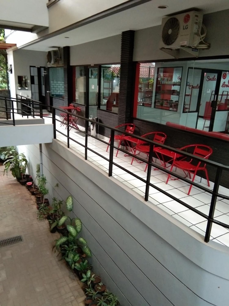 Reddoorz Plus Near Rs Fatmawati 2 3/28