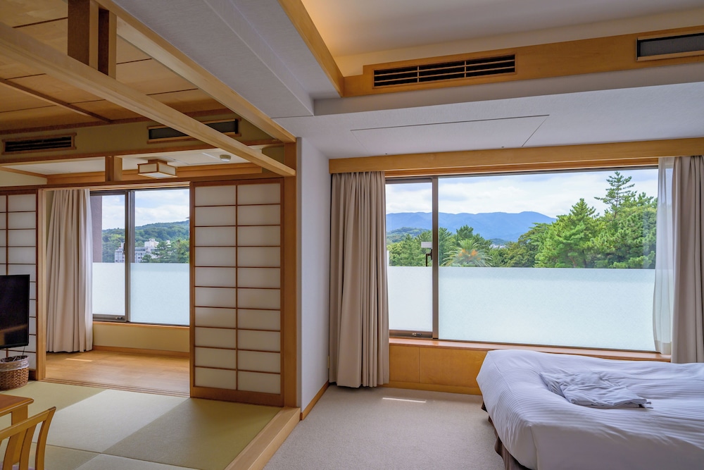 Toba Hotel International (ex. Toba Kokusai Hotel) 10/50