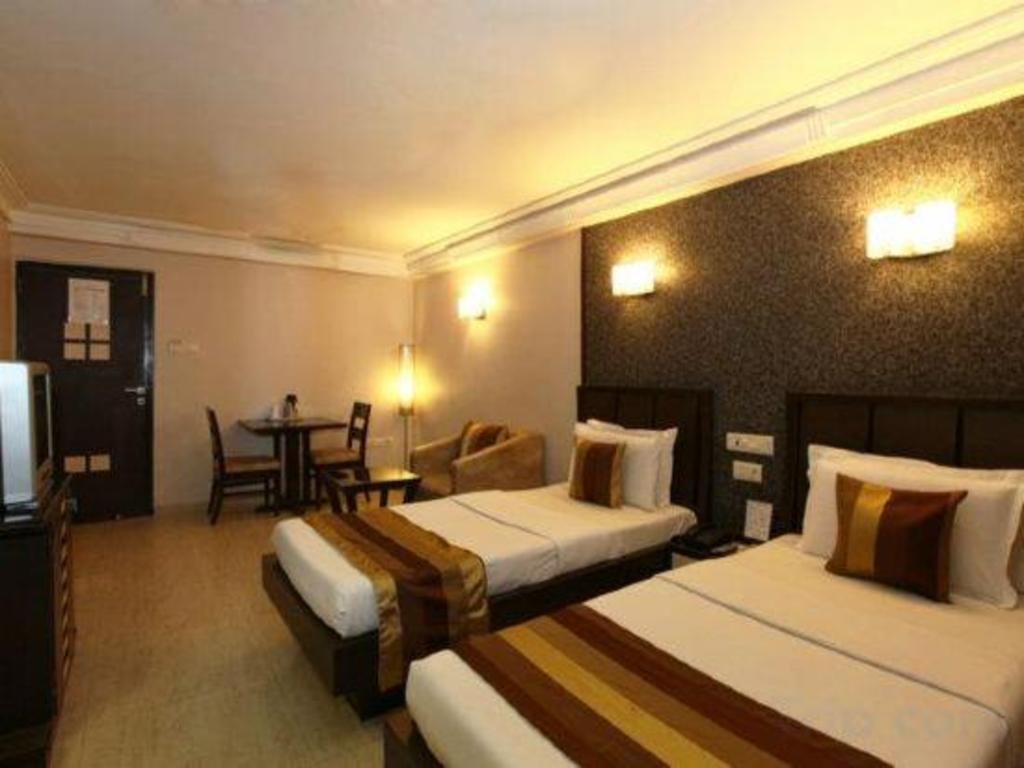 HOTEL ACCOLADE 12/28