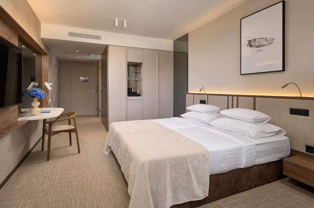 SUPERIOR, DOUBLE OR TWIN BED, PARTIAL SEA VIEW, BALCONY
