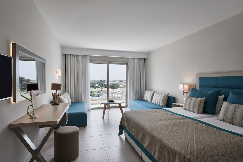 ROOM, DOUBLE OR TWIN BED, POOL VIEW