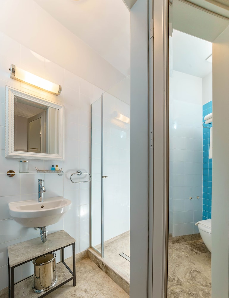 Delight Deluxe Boutique Hotel 75/79
