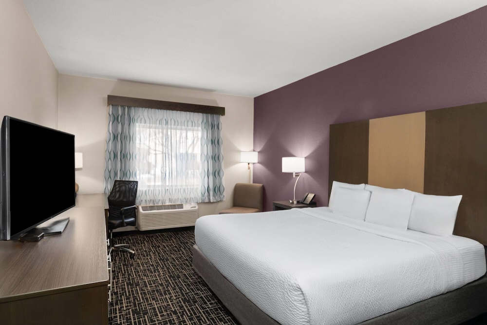 La Quinta Inn & Suites by Wyndham Fayetteville 17/59