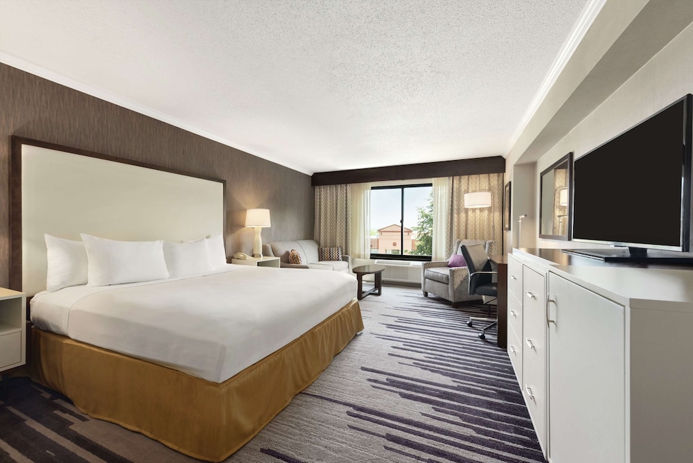 Doubletree By Hilton Milwaukee 13/58