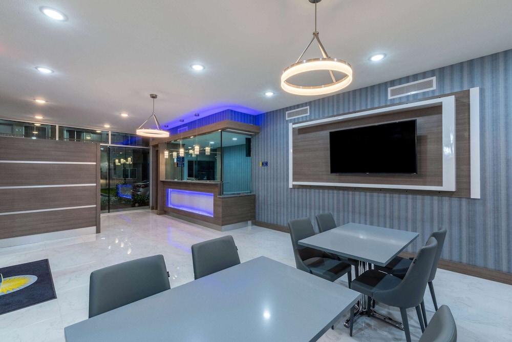 Days Inn & Suites By Wyndham Downtown/University Of Houston 9/60