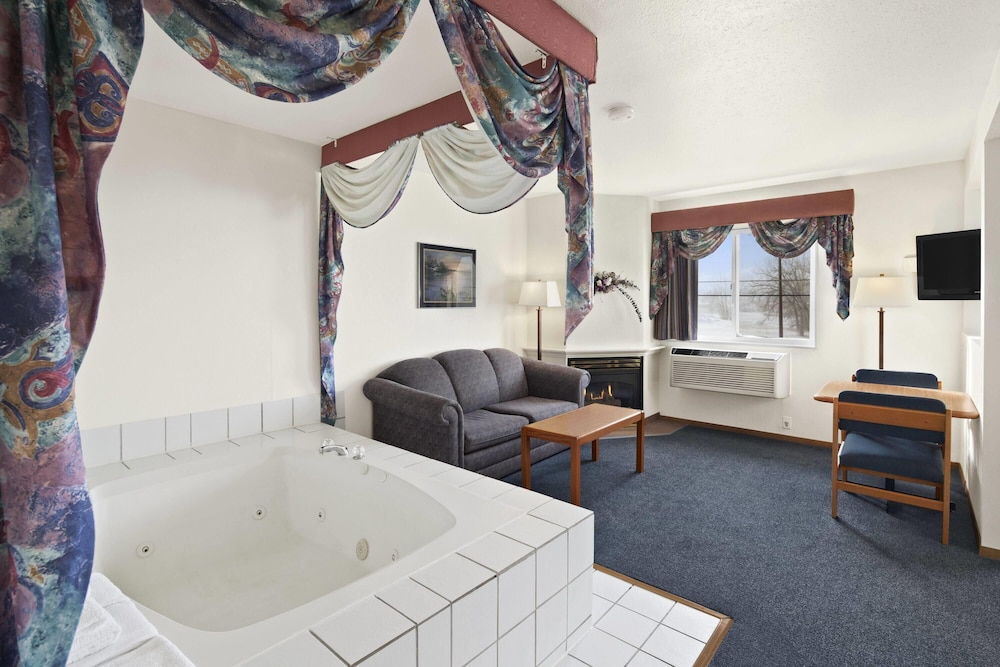 Super 8 by Wyndham Swift Current 31/46