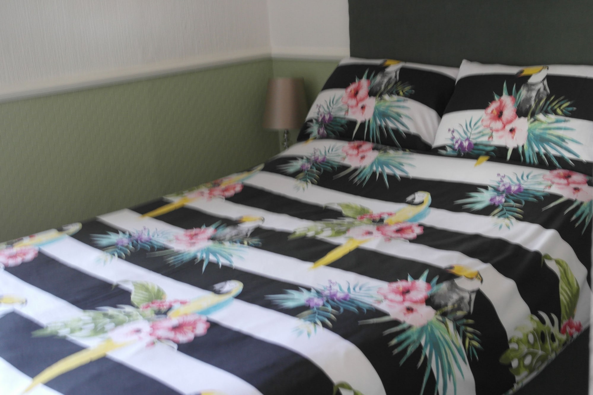 ROOM, DOUBLE BED