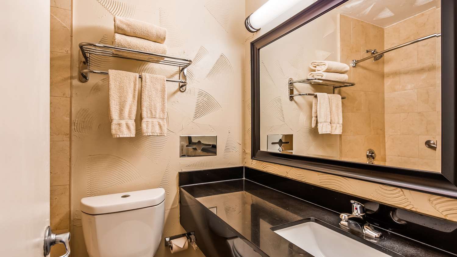 غرفة بسريرين كوين بحوض استحمام للمدخنين لذوي الإعاقة، Motel6 Dallas, TX - Downtown 2/2