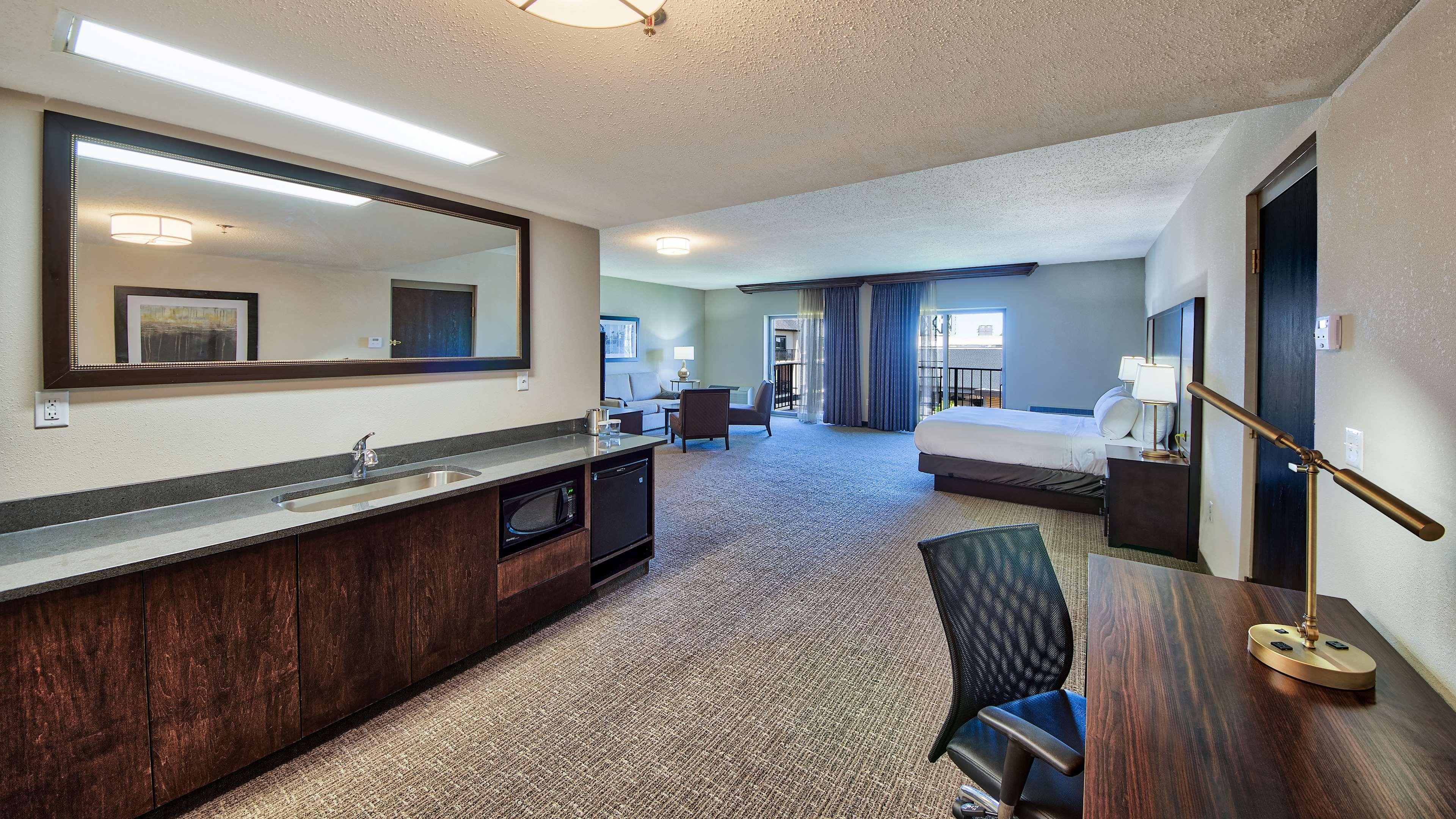 Suite, King Bed, Water View