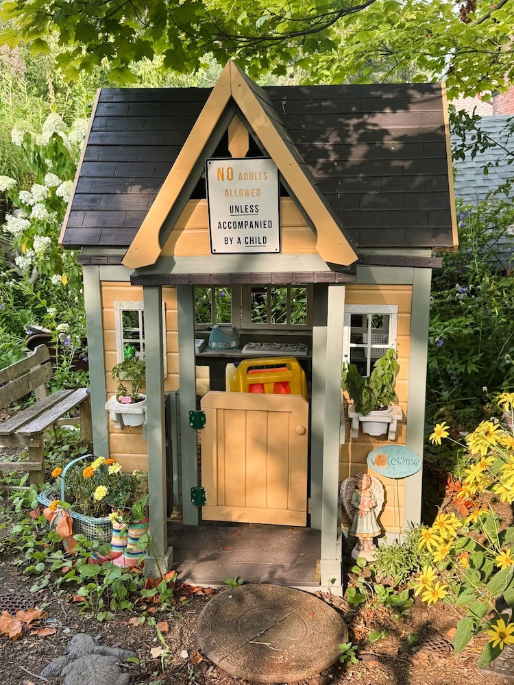 The Queen, A Victorian Bed and Breakfast 3/74