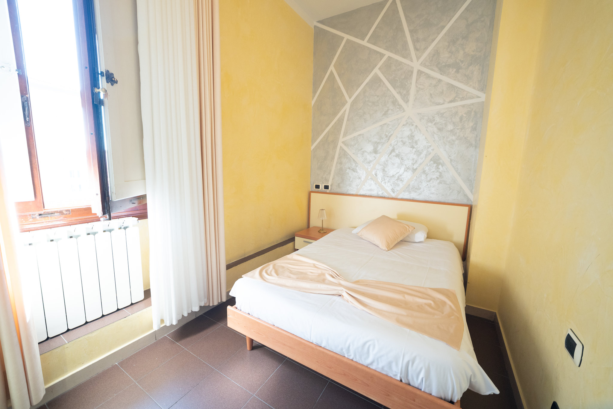 ROOM, SINGLE