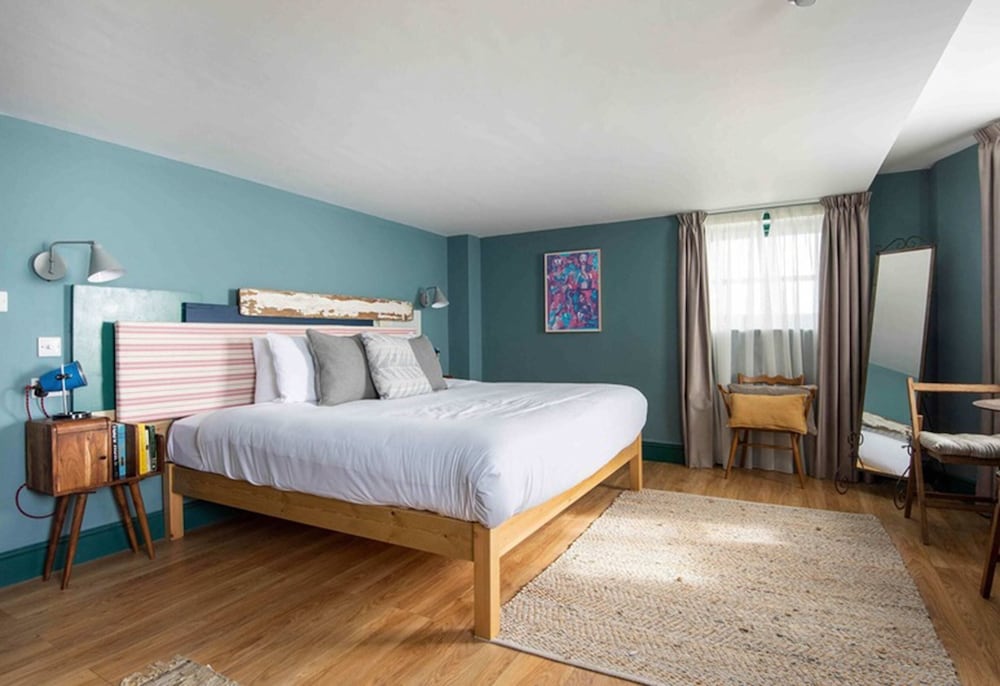 PLUS, STANDARD, KING BED