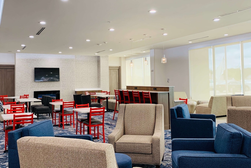 La Quinta Inn & Suites by Wyndham - Red Oak TX IH-35E 17/23
