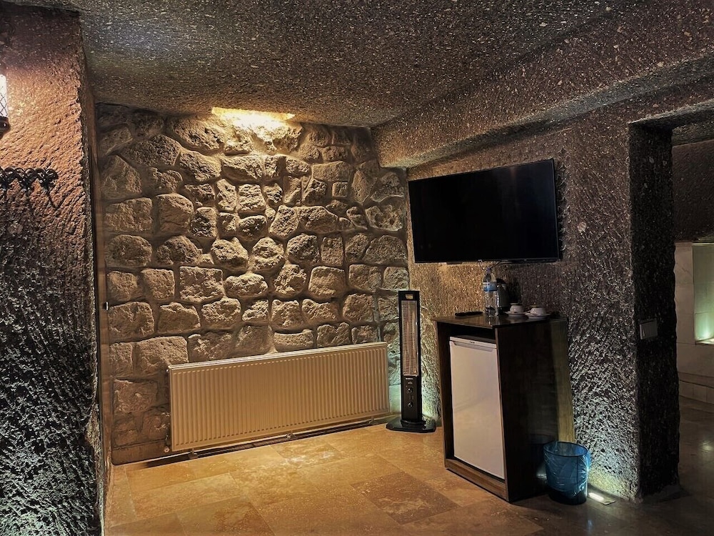 Empire Cave Hotel 7/50
