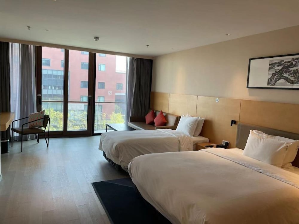 Standard, 1 Queen and 1 Single Bed, Extra Floor Space