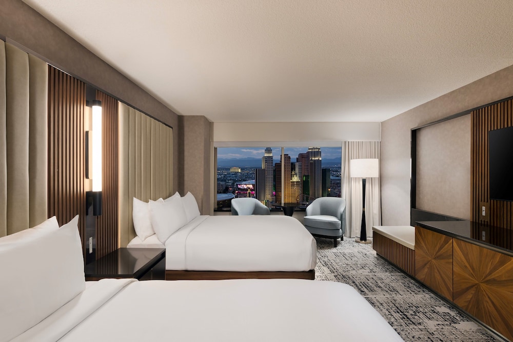 ROOM, 2 QUEEN BEDS, STRIP VIEW