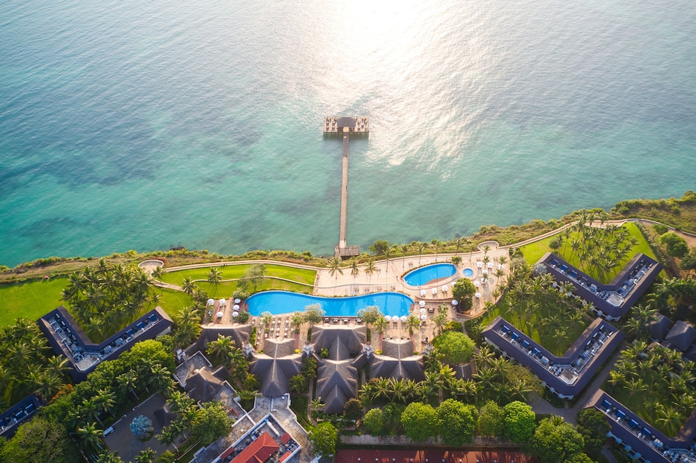 Sea Cliff Resort and Spa Hotel 39/80