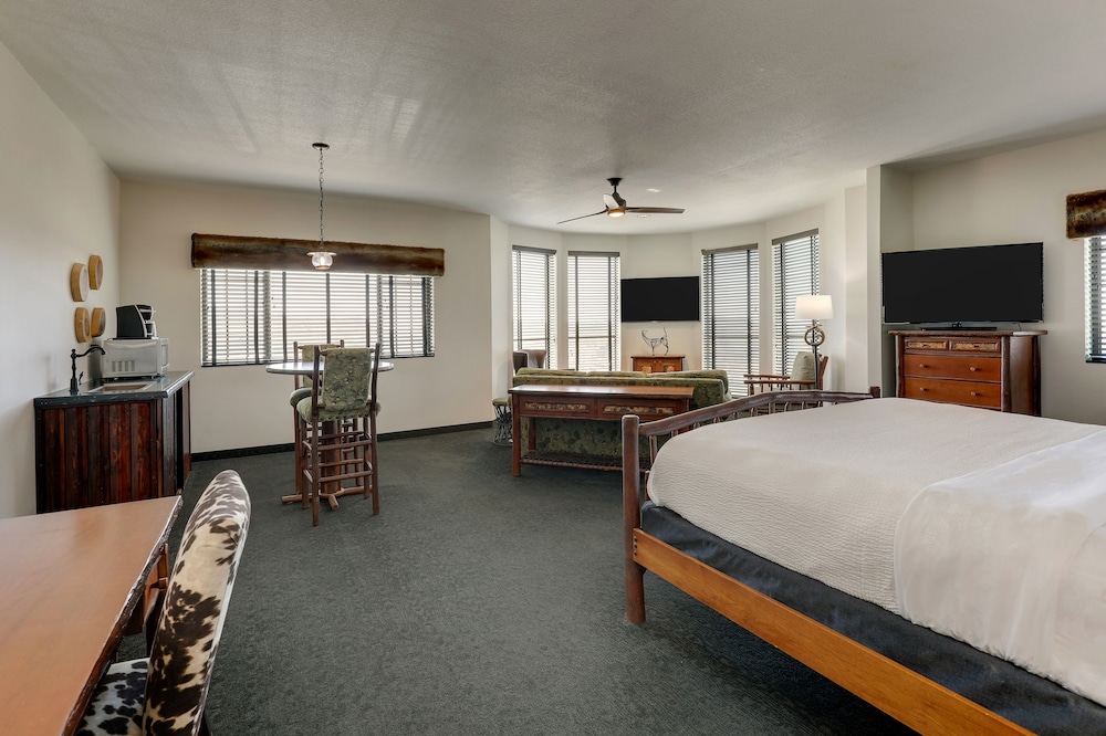 Theme, Junior Suite, King Bed, Sofa, Jetted Tub