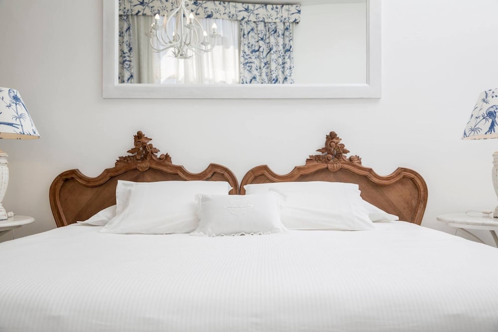 EXECUTIVE, DOUBLE OR TWIN BED