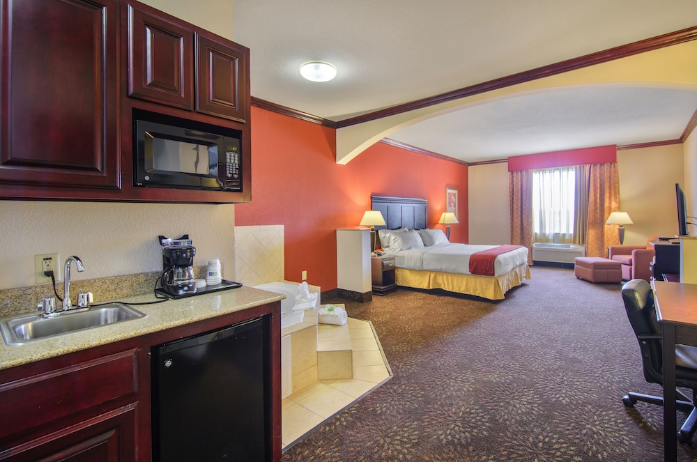 Holiday Inn Express Hotel Suites Terrell 44/64