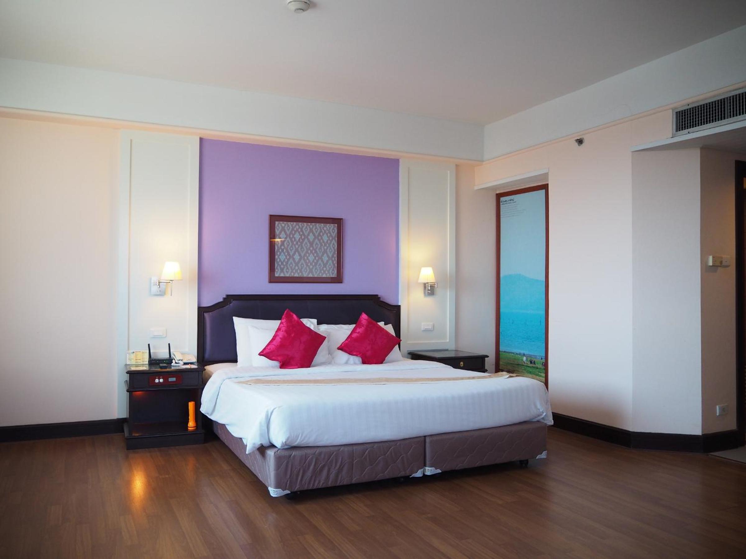 ROOM, CORNER