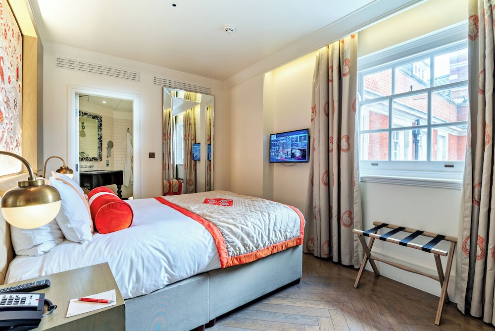 THE LALIT LONDON 24/72