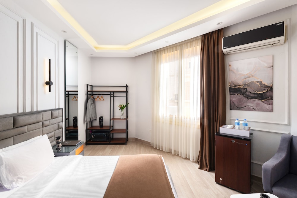 Capital Hotel 36/50