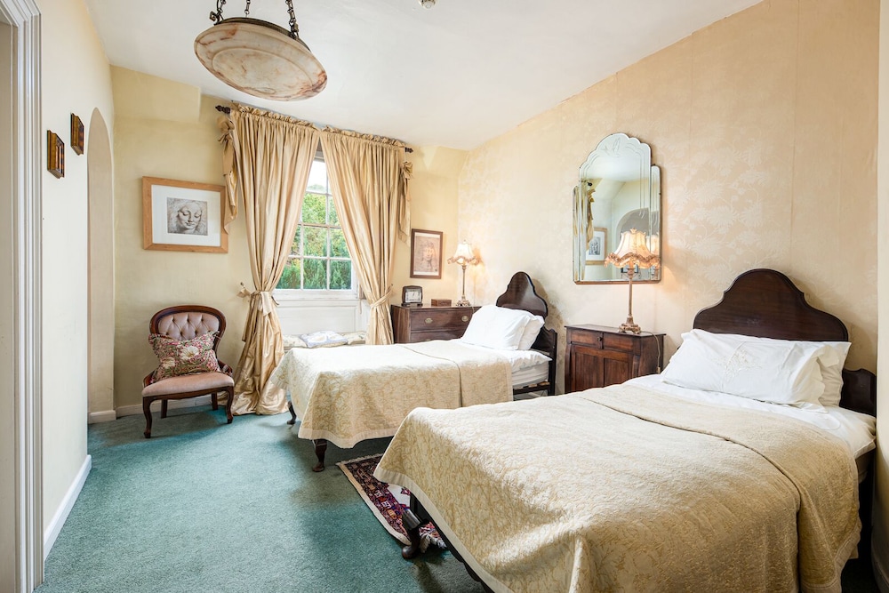 Compton House - Guest House 10/25