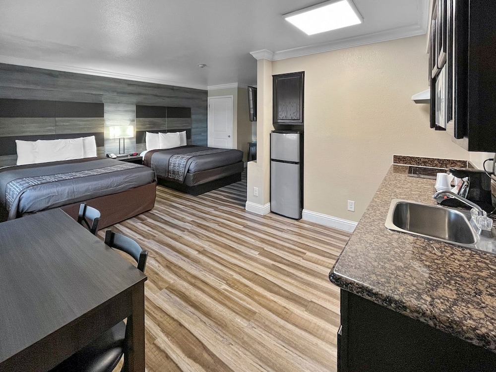 Rodeo Lodge (ex Americas Best Value Inn and Suites-Clovis/Fresno) 19/59